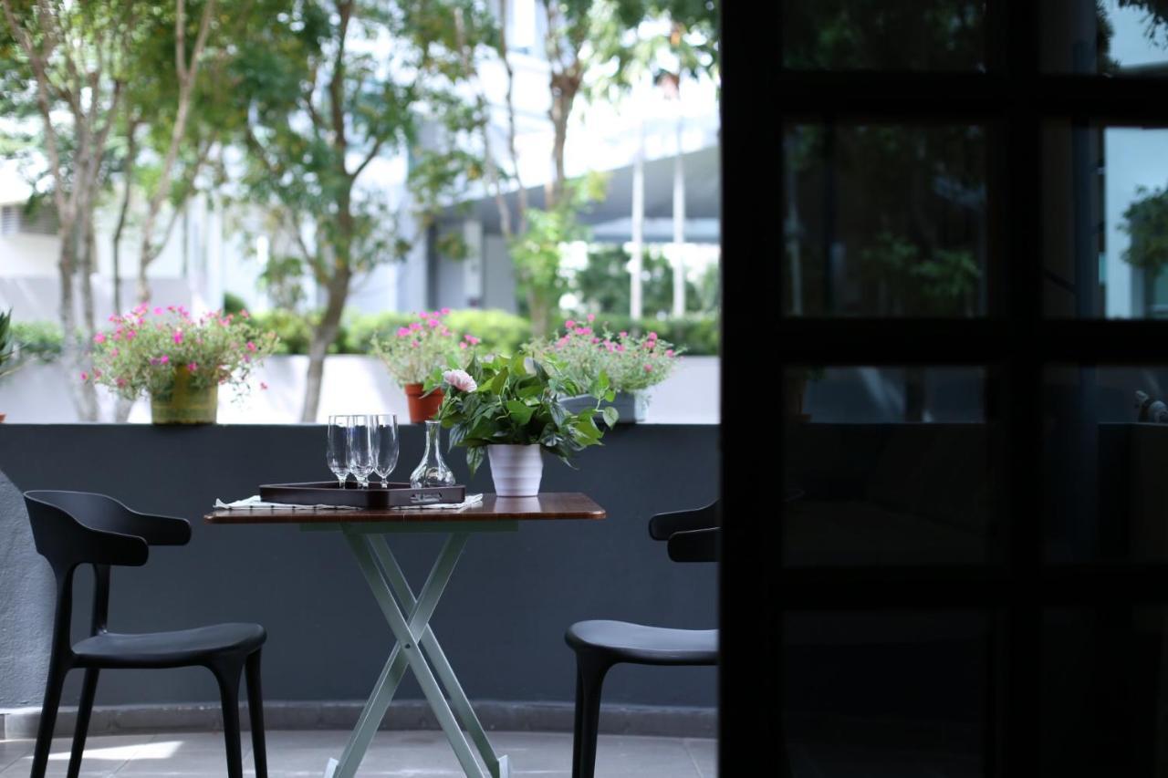 G Beach Front Villa Batu Feringgi Exterior foto