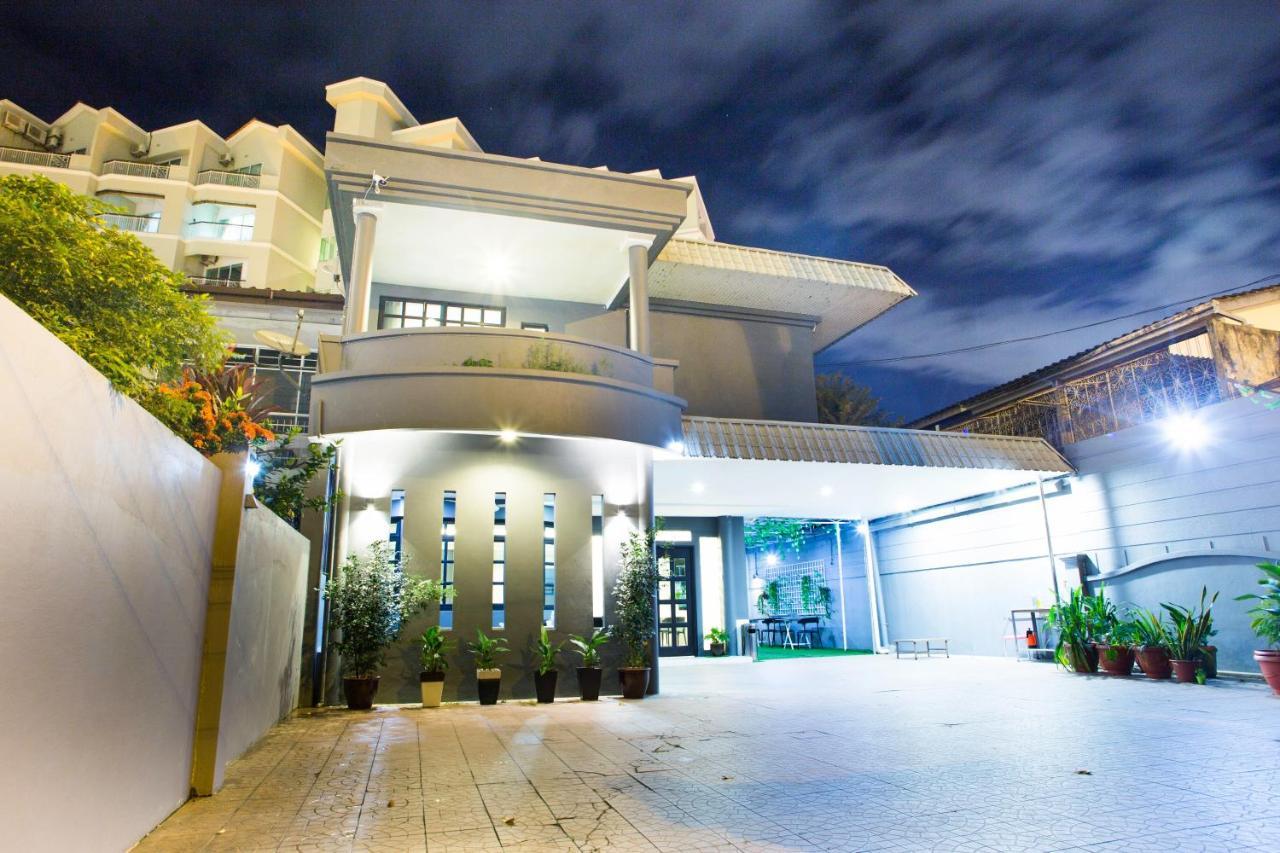 G Beach Front Villa Batu Feringgi Exterior foto