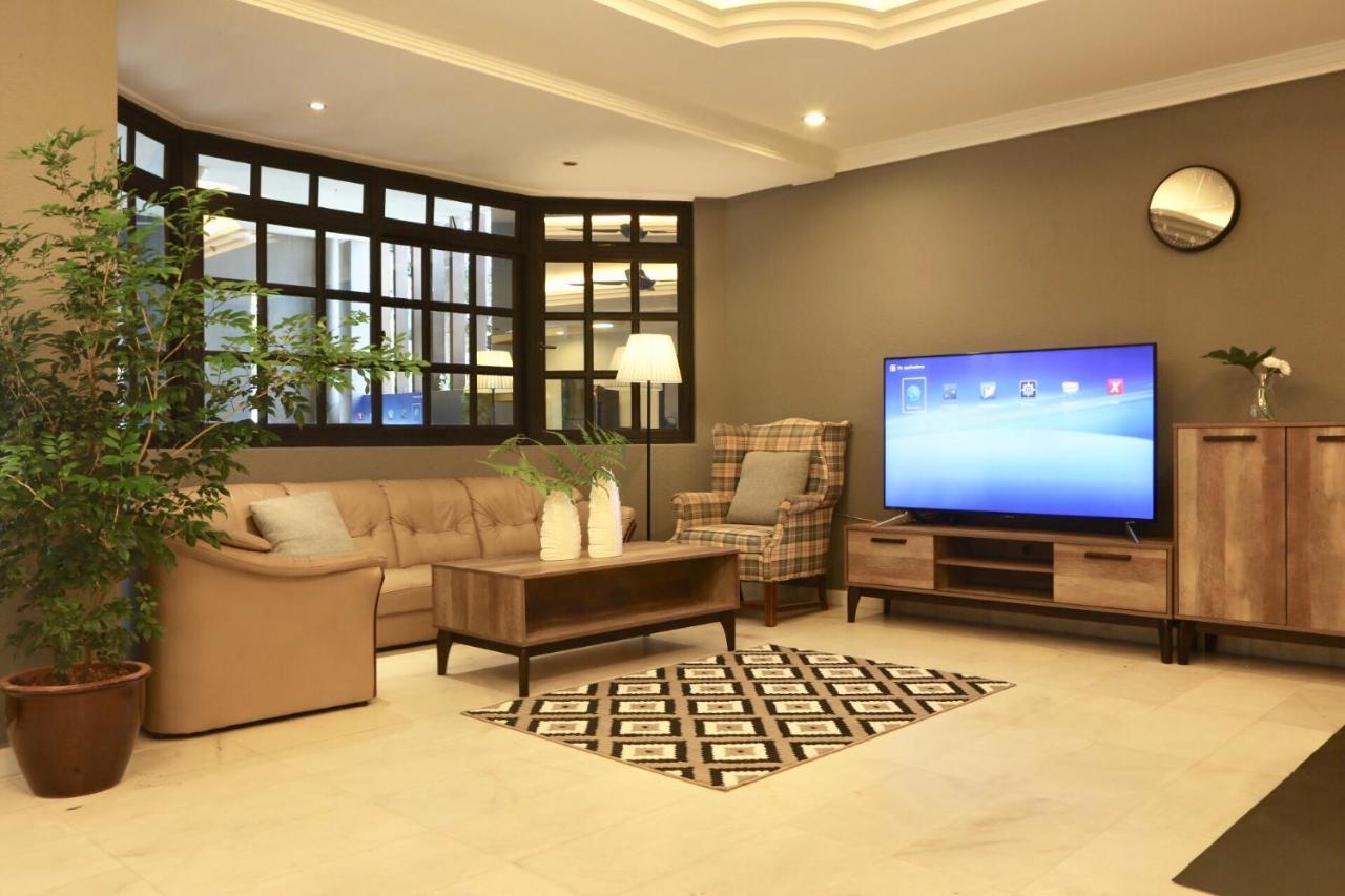 G Beach Front Villa Batu Feringgi Exterior foto